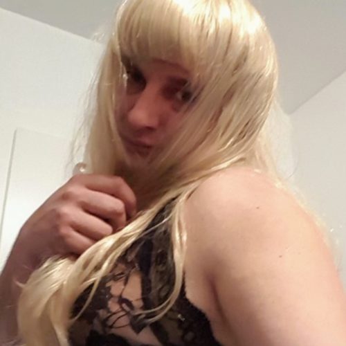 Blonde Transe aus Wels sucht Sex mit Transen